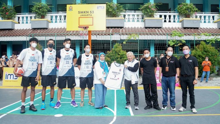 Lanjutkan Pemberdayaan Generasi Muda Indonesia, Indosat Ooredoo Hutchison Bawa Para Pemain IBL ke Sekolah