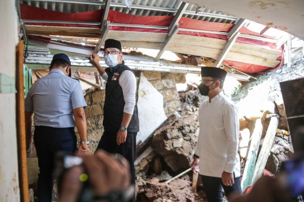 Kang Emil Datangi Korban Longsor di Kota Bogor, Sampaikan Duka dan Berikan Bantuan