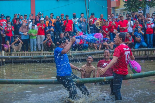 Pesta Rakyat Meriah, Warga Adu Gebuk Bantal Dengan Bima Arya