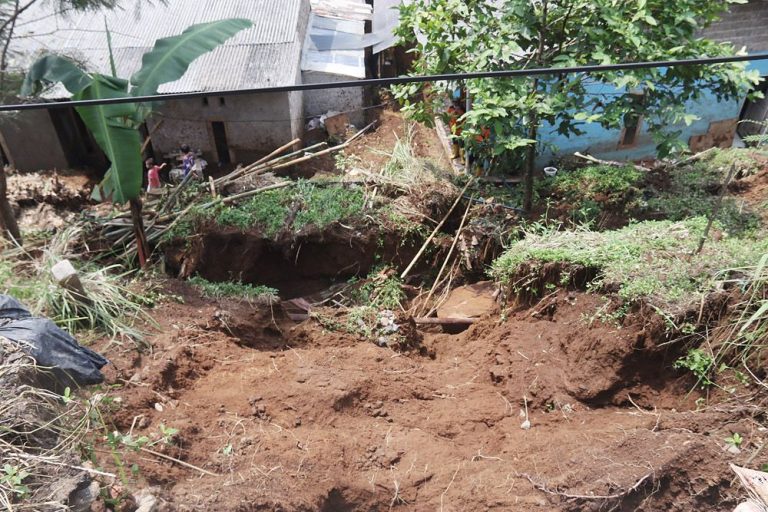 Tinjau Lokasi Longsor di Margabhakti, Bima Arya Minta PT Surya Mas Bantu Penanganan