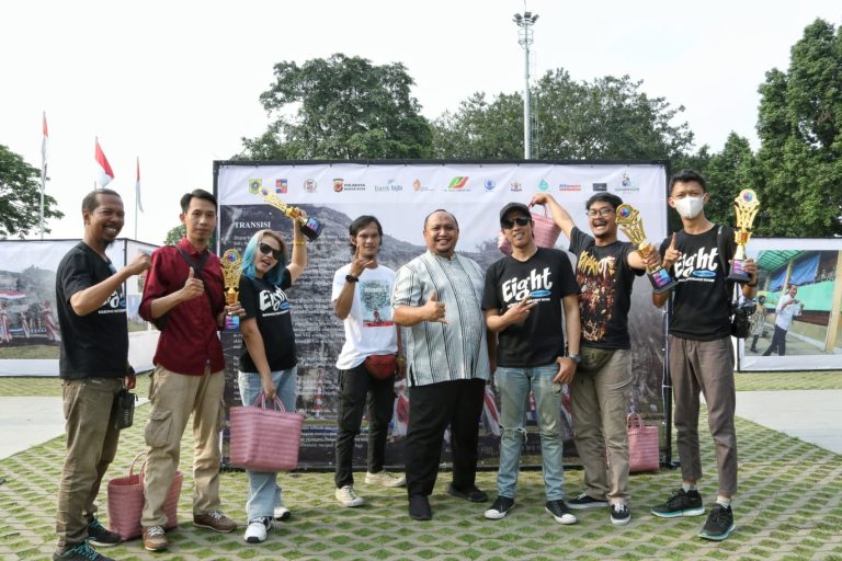 Kunjungi Pameran Foto, Atang Trisnanto Apresiasi Karya Foto Jurnalistik