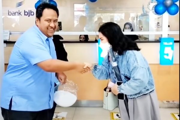 Perumda Tirta Pakuan Beri Cinderamata di Hari Pelanggan Nasional 2022