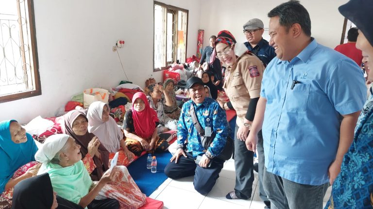 Dirut Tirta Pakuan Tinjau dan Serahkan Bantuan untuk Korban Longsor Gang Barjo
