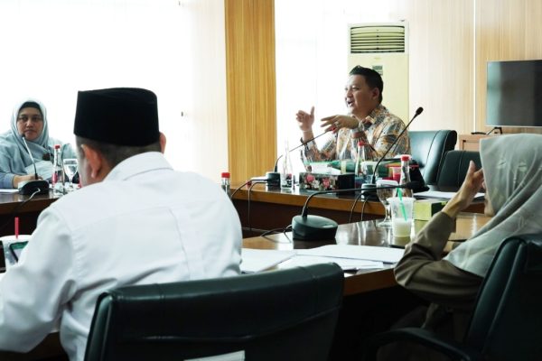 Pansus Raperda Perlindungan dan Pencegahan Dampak Pinjol Gelar Raker Dengan Tenaga Ahli