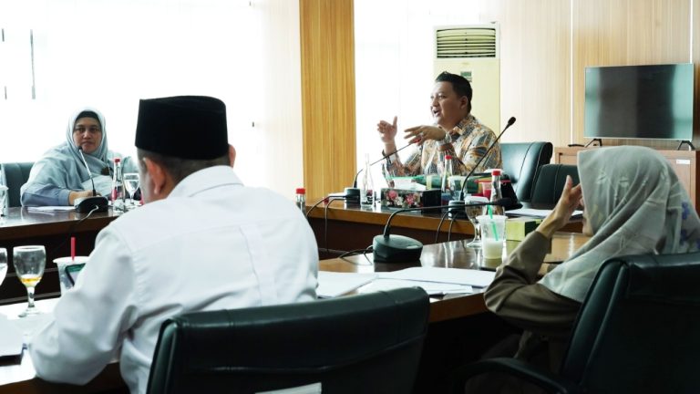 Pansus Raperda Perlindungan dan Pencegahan Dampak Pinjol Gelar Raker Dengan Tenaga Ahli