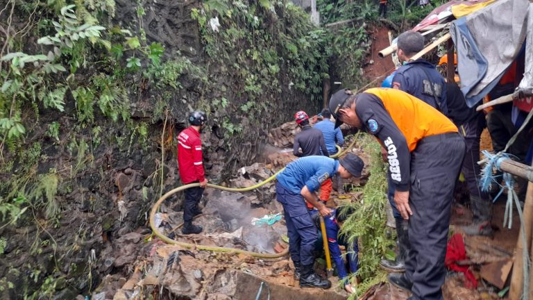 Tim Gabungan Masih Terus Lakukan Pencarian Pengendara Motor Terseret Arus Air