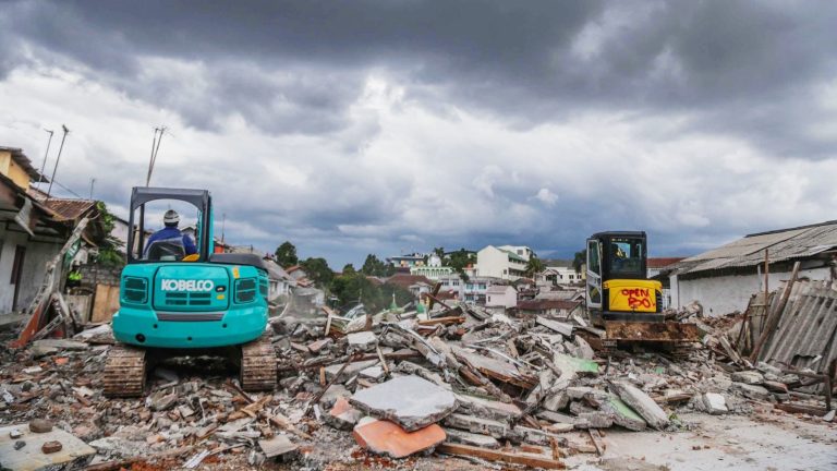 Rawan Tanah Longsor, Bangunan Tak Berizin di Wilayah Gang Barjo Dibongkar