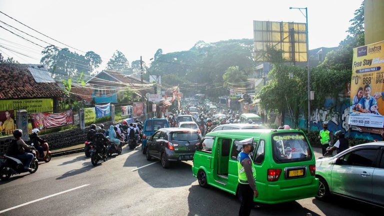 Sidak ke Simpang Gunung Batu, Bima Arya Ingatkan Petugas Tidak Boleh Telat dan Kurang