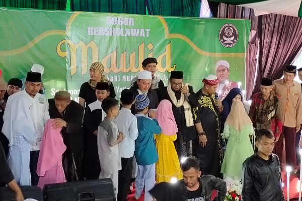 Majelis Sholawat Al-Baasith Santuni Ribuan Anak Yatim se-Bogor Selatan