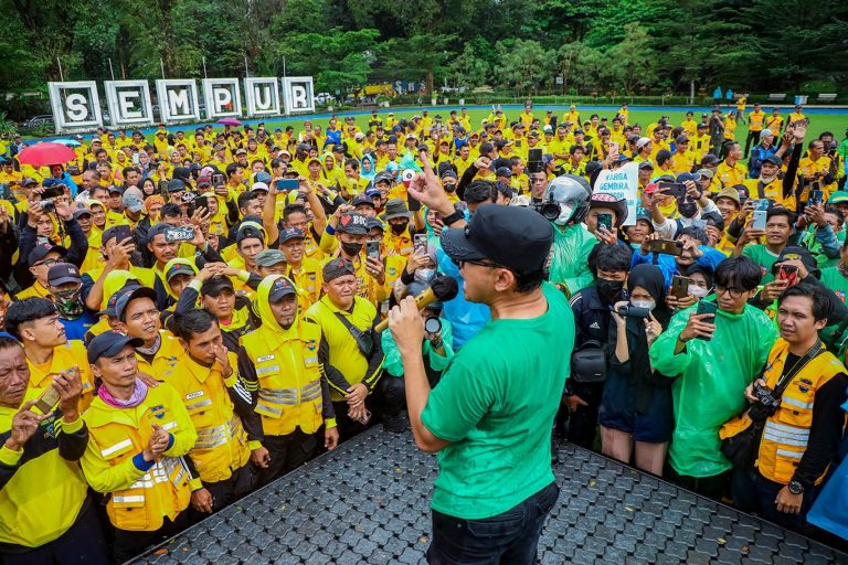 Pertama di Indonesia, Bima Arya Kenalkan Paving Block dari Sampah Plastik TPA