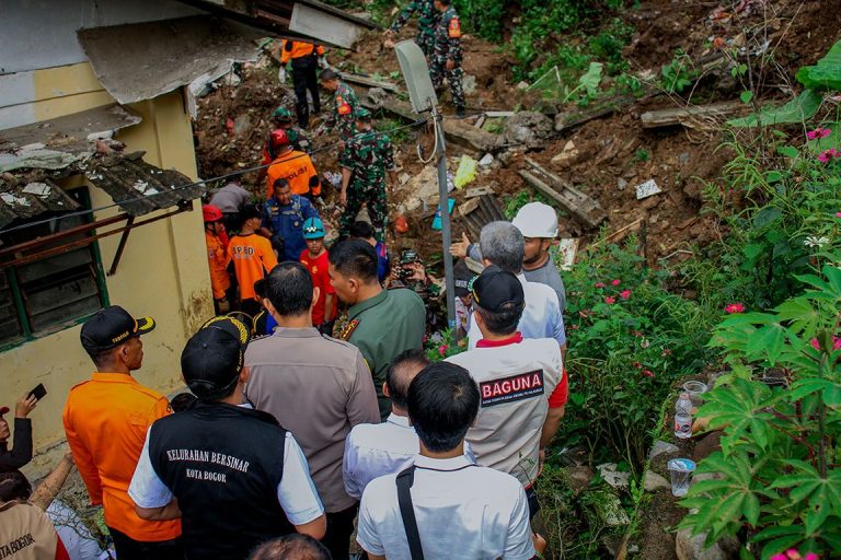 Turun ke Lokasi Bencana di Empang, Dedie Rachim Pantau Proses Evakuasi