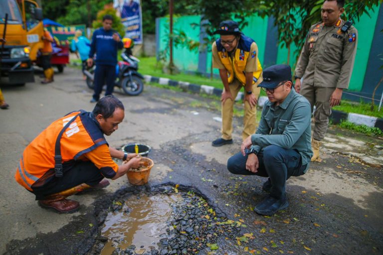 Patroli Jalan Rusak, Bima Arya Perintahkan Jika Membahayakan Langsung Tambal