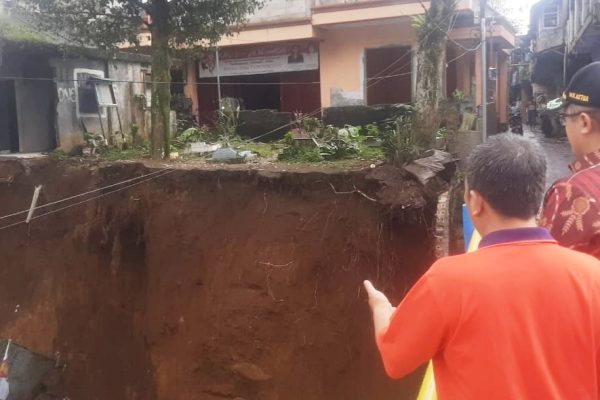 Tinjau Lokasi Bencana di Muarasari, Kang Dadang Pastikan Anggaran BSTT Segera Dicairkan