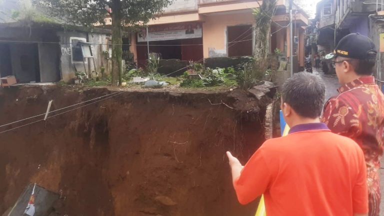 Tinjau Lokasi Bencana di Muarasari, Kang Dadang Pastikan Anggaran BSTT Segera Dicairkan