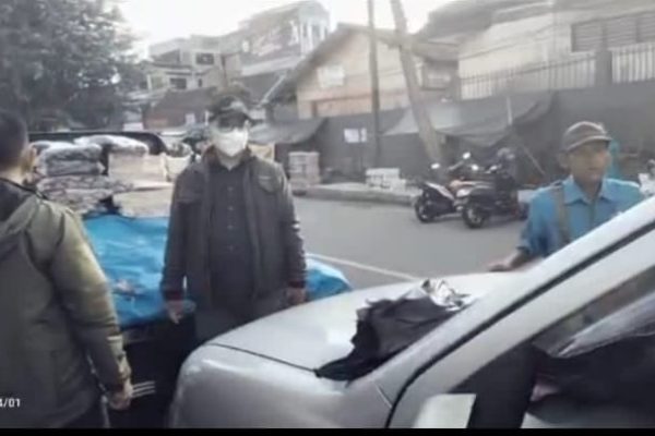 Pedagang Sepatu Sandal Specialis Subuh di depan gedung Blok AB Harus Clear Pukul 7 Pagi