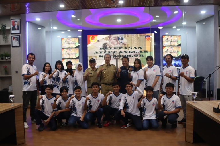 Atlet Anggar Diberangkatkan ke Jabar Open 2023, Dedie A Rachim Sampaikan Tiga Pesan