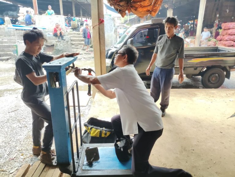 DinKUKMdagin dan PPJ Lakukan Tera Ulang Timbangan di Pasar Tradisional