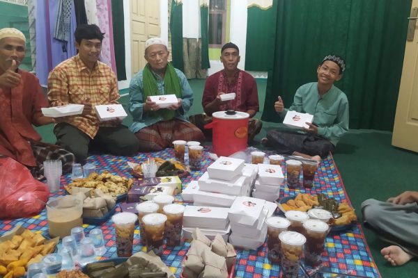 Ketua DPRD Kota Bogor Atang Trisnanto Berbagi Ribuan Paket Berbuka Puasa