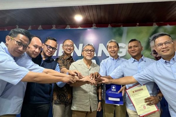 Ketum PAN Serahkan Rekomendasi untuk Paslon Cawalkot Dedie-Jenal