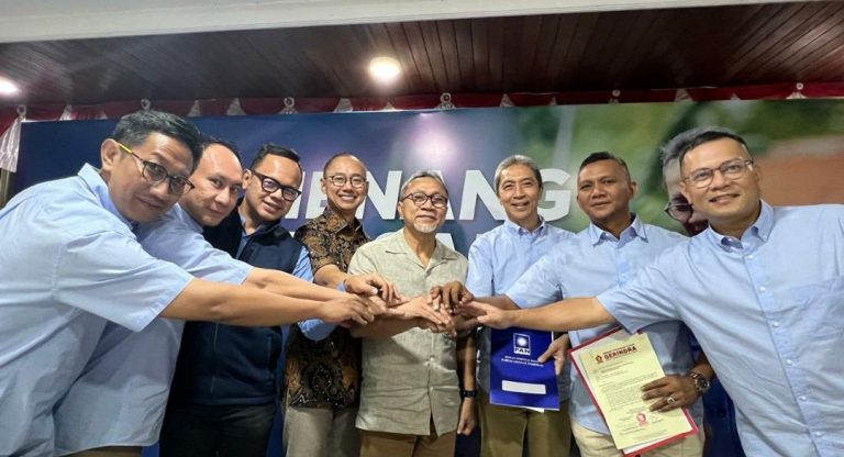 Ketum PAN Serahkan Rekomendasi untuk Paslon Cawalkot Dedie-Jenal