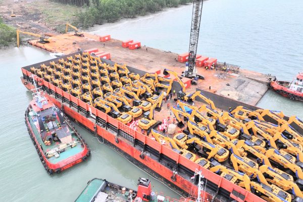 264 Excavator Kembali Didatangkan H. Isam untuk Projek Cetak Sawah 1 Hektar di Papua