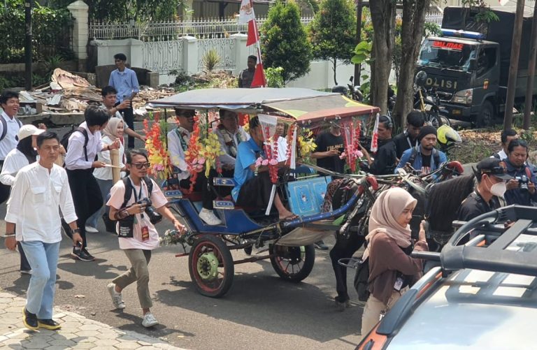 Unik, Rayendra dan Eka Daftar ke KPU Naik Delman
