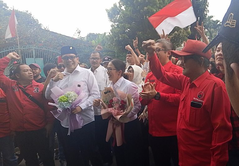 Ratusan Simpatisan Hantarkan Rena-Teddy Daftar ke KPU