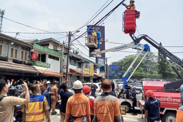 Kabel Udara Milik Jaringan Telekomunikasi di Otista Kembali ‘Dipotong’
