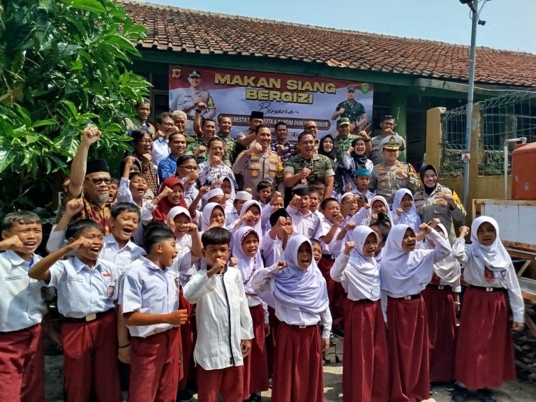 Kolaborasi Dengan TNI, Polresta Bogor Kota Bagikan Makan Siang Bergizi