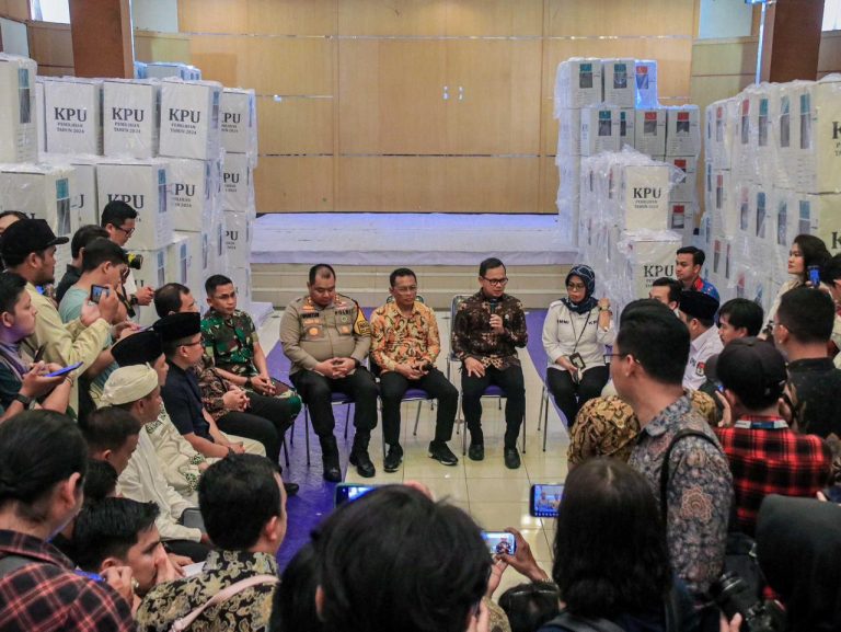 Jelang Pilkada Serentak 2024, Wamendagri Cek Kesiapan Logistik di Gedung Wanita Kota Bogor
