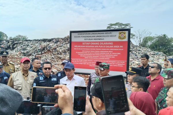 Dinilai Membahayakan Lingkungan, Menteri LH Hanif Faisol Segel Pabrik Pengolahan Besi PT SAS