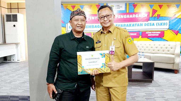 Jadi Ketua RT Teladan, Taufik Hidayat Diganjar Penghargaan