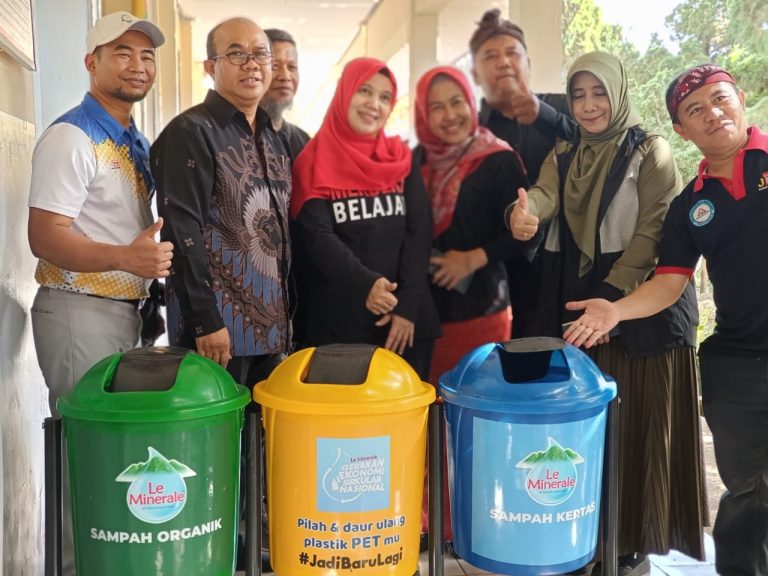 Peringati HPSN 2025, Le Minerale Bagikan 30 Tempat Pilah Sampah untuk Sekolah di Bogor
