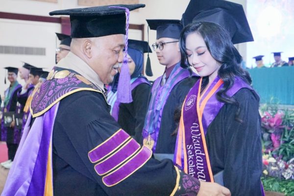 Unpak Wisuda 801 Lulusan Doktor, Magister, Sarjana, dan Ahli Madya Pada Gelombang Pertama 2025