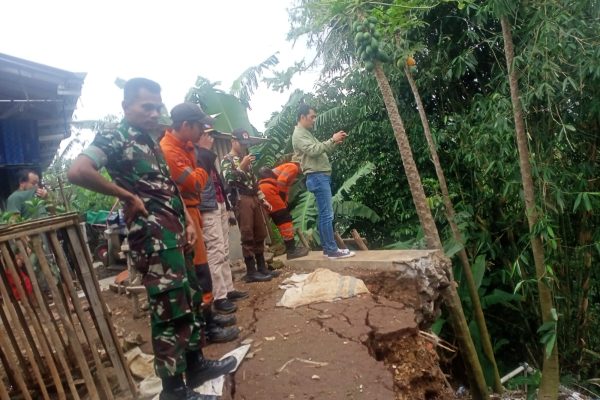 Banyak Bencana di Bogor Selatan, Wishnu Langsung Turun ke Lapangan Sambil Berikan Bantuan Terpal