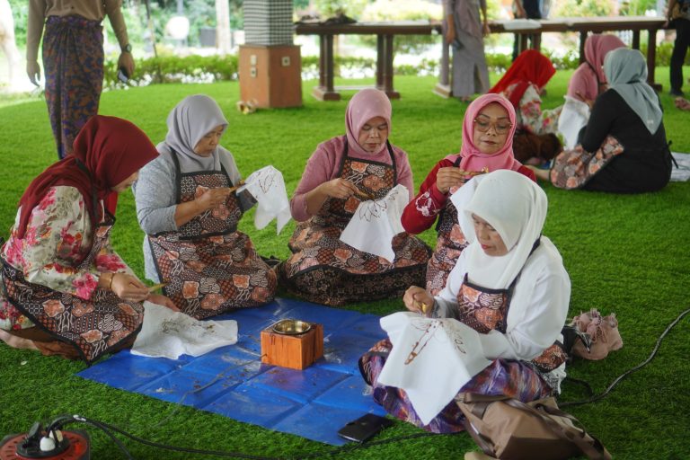 Royal Safari Garden dan PKK Cisarua Rayakan Hari Kartini dengan Mengenal Budaya Membatik