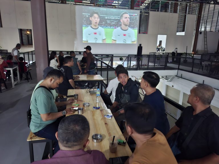 Asyiknya Nobar di Food Court Pasar Gembrong Sukasari