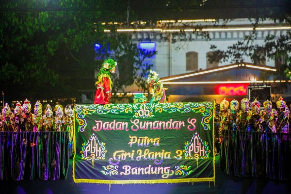 Sambut Pagelaran Wayang Golek, Ribuan Warga Padati Alun-Alun Kota Bogor