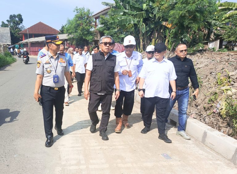 Denny Mulyadi Tinjau Proses Pelebaran Jalan Pasar Jambu Dua