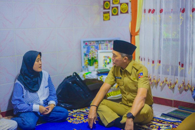 Dedie Rachim Takziah ke Rumah Duka yang Meninggal di TPA Galuga