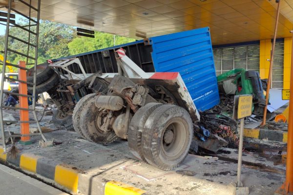 Akibat Rem Blong, Truk Kontainer Tabrak Beton Pembatas dan Mobil Isuzu di GT Ciawi 2