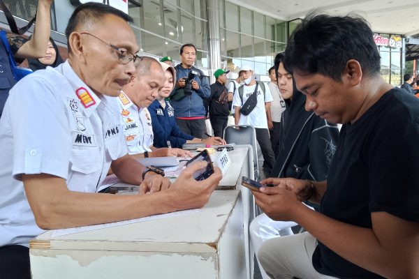 Enam Orang Kedapatan Merokok Saat Sidak KTR di BTM, Langsung Disidang di Tempat