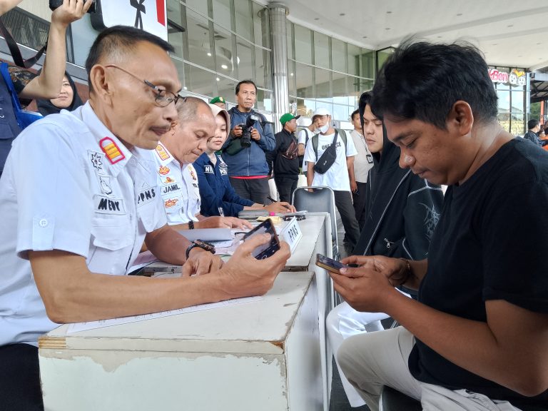 Enam Orang Kedapatan Merokok Saat Sidak KTR di BTM, Langsung Disidang di Tempat