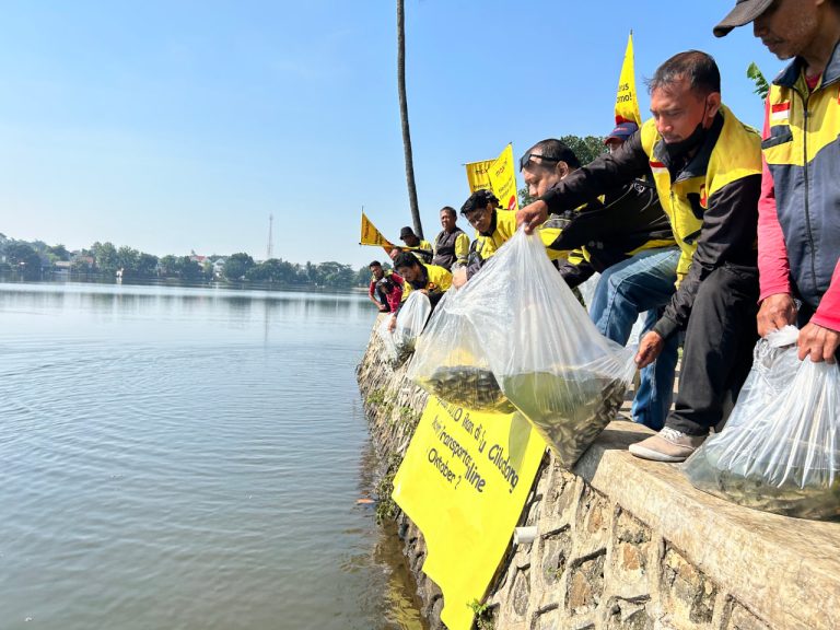 Peringati World Animal Day, Maxim Lepas 10 Ribu Ikan Mas dan Gelar Aksi Bersih-Bersih di Danau Setu Cilodong