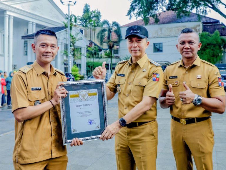 Pemkot Bogor Beri Penghargaan Kepada Lurah dan Camat atas Capaian PBB-P2 2025 Terbaik