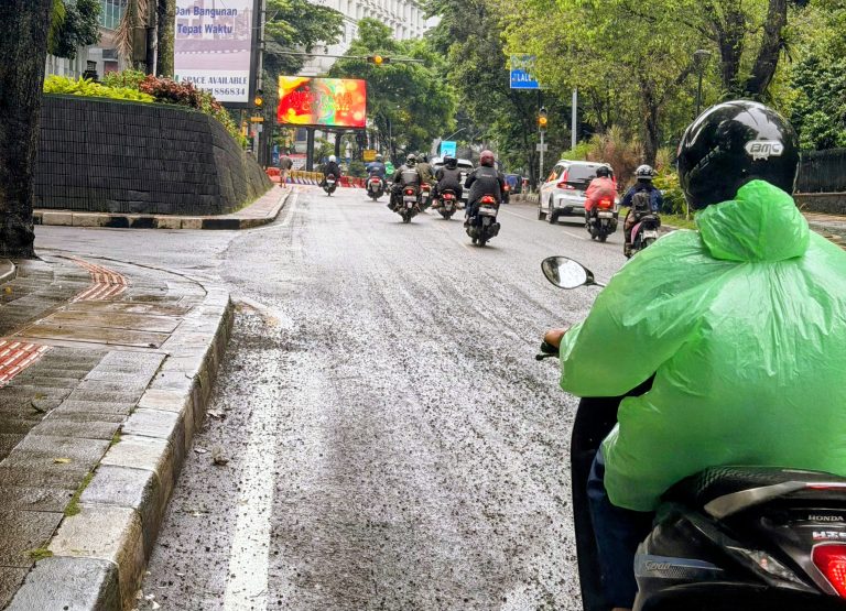 Aspal Jalan Jalak Harupat Mengelupas, Kualitas Proyek Dipertanyakan