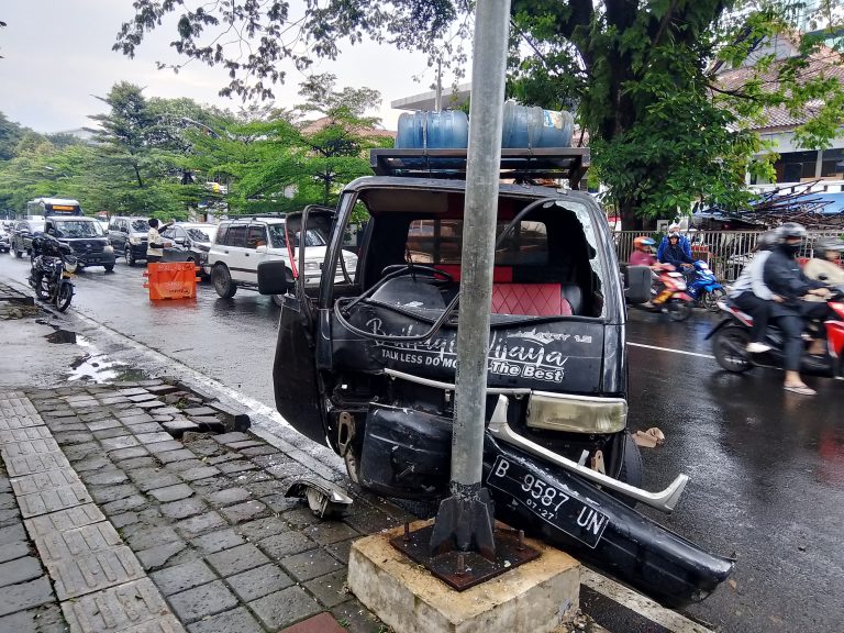 Akibat Ngantuk, Pikap Bermuatan Kardus Tabrak Fasilitas Jalan