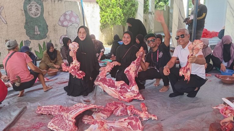 Hj. Rina Dianatri Rafions Salurkan 434 Bungkus Daging Kurban untuk 306 KK di Bojong Koneng