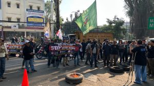 Forum Ormas Bogor Bersatu (FOBB) menggelar aksi unjuk rasa di kawasan Rumah Sakit Marzuki Mahdi (RSMM), Kota Bogor, Jumat (19/6).