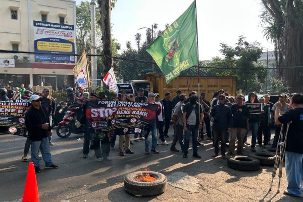 Forum Ormas Bogor Bersatu (FOBB) menggelar aksi unjuk rasa di kawasan Rumah Sakit Marzuki Mahdi (RSMM), Kota Bogor, Jumat (19/6).